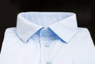 Siyah arkaplanı olan mavi erkek gömleklerini kapat.