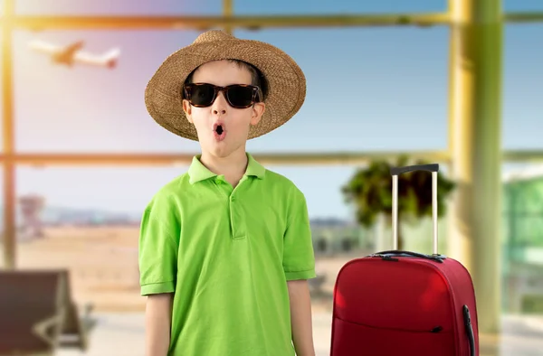 Child Vacation Wearing Green Shirt Hat Sunglasses Airport Afraid Shocked — Stock Photo, Image