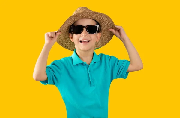 Dziecko Wakacjach Niebieskim Shircie Okularach Przeciwsłonecznych Żółtym Odizolowanym Tle Podnosząc — Zdjęcie stockowe
