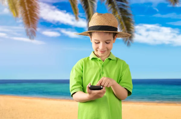 Kaukaski Mały Chłopiec Pomocą Smartfona Patrząc Aparat Szczęśliwą Twarzą Kapelusz — Zdjęcie stockowe