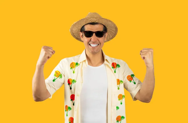 Uomo Latino Vacanza Indossando Camicia Hawaiana Occhiali Sole Cappello Estivo — Foto Stock