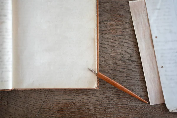 Draufsicht Auf Ein Altes Papier Und Stift Mit Kopierraum — Stockfoto