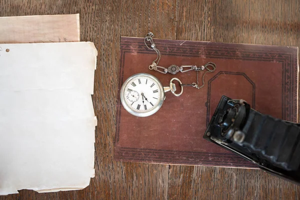 古いカメラと古い本や机の上の古いポケットウォッチのトップビュー — ストック写真