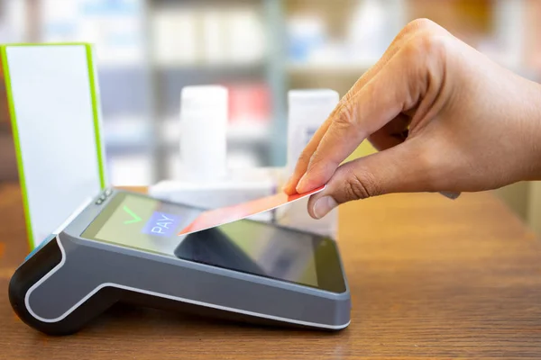모바일 고객은 무선랜 카드와 단말기를 사용하여 약국에서 Nfc 기술로 지불하고 — 스톡 사진