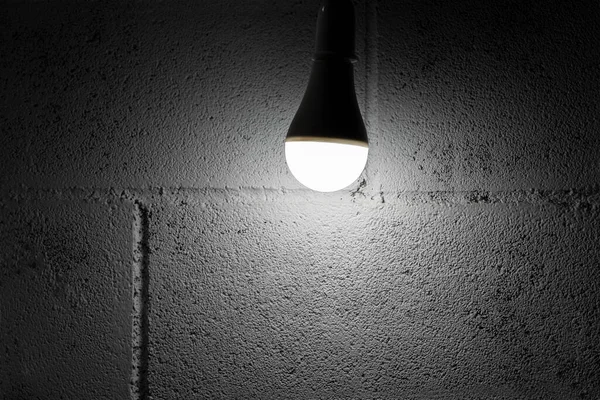 Обрізаний Знімок Світлої Лампочки Ізольовано Білою Стіною Фоні — стокове фото