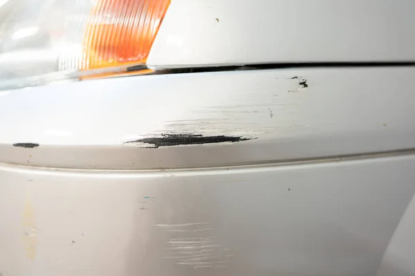 车祸中涂装破损的灰色刮痕汽车的近距离维修 — 图库照片