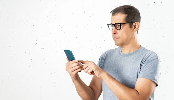 Man Försöker Använda Smart Telefon Betong Vägg Bakgrund Och Kopiera — Stockfoto