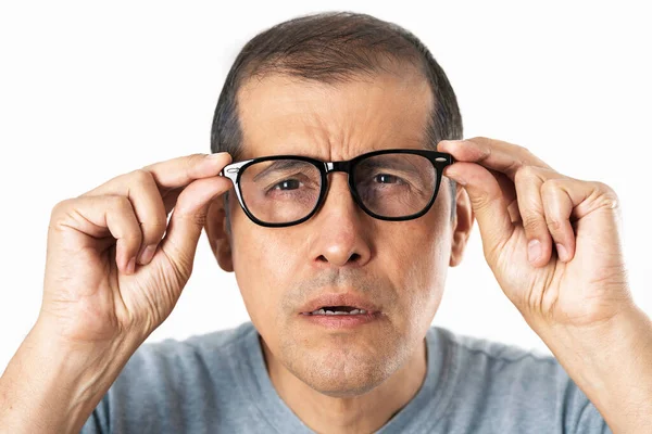 Dospělý Brýlemi Napínajícími Oči Protože Nevidí Izolovaný Bílým Pozadím — Stock fotografie