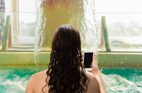 Rear View Woman Relaxing Looking Phone Pool Spa Center — Stock Photo, Image