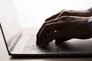 Tanınmayan bir iş adamının laptop silueti kullanarak yakın plan fotoğrafı.