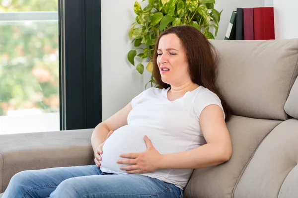 Schot Van Een Zwangere Vrouw Die Buikpijn Thuis Heeft — Stockfoto