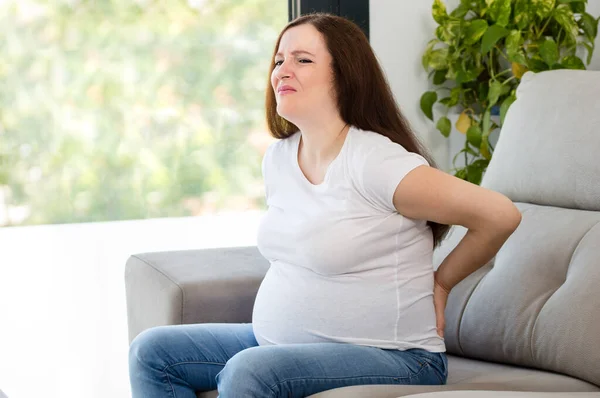 Aufnahme Einer Schwangeren Frau Die Hause Unter Rückenschmerzen Leidet — Stockfoto