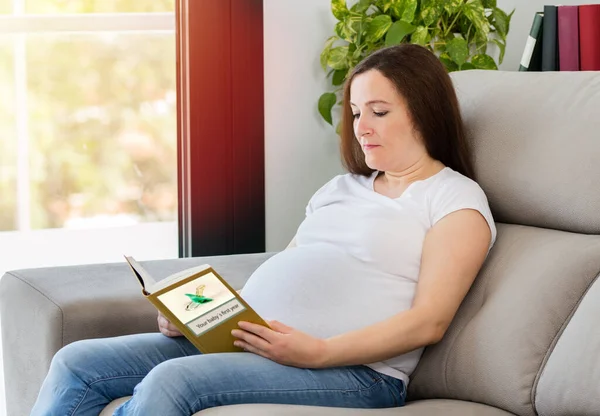 Disparo Una Joven Embarazada Leyendo Libro Bebés Casa Todos Los — Foto de Stock