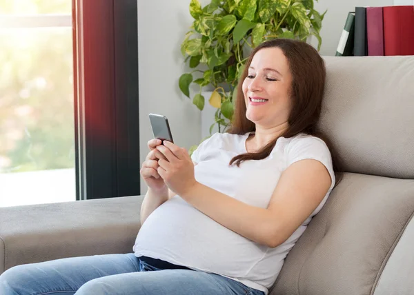 Aufnahme Einer Schwangeren Frau Beim Sms Schreiben Auf Einem Handy — Stockfoto