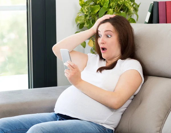 Aufnahme Einer Erstaunten Schwangeren Mit Online Werbung Hause — Stockfoto