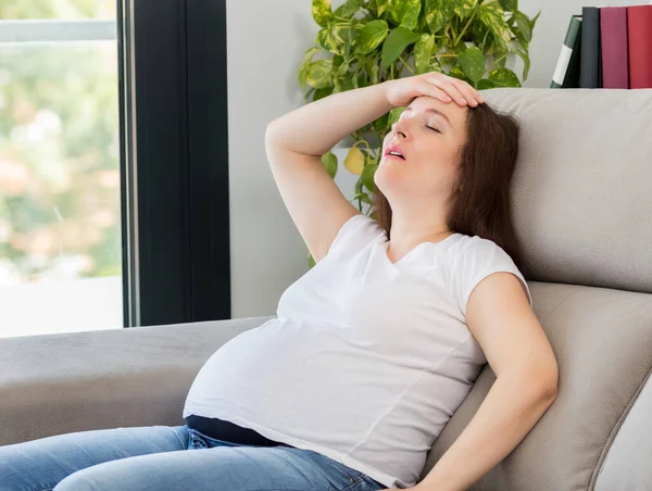 집에서 편두통으로 고생하는 임신부를 — 스톡 사진