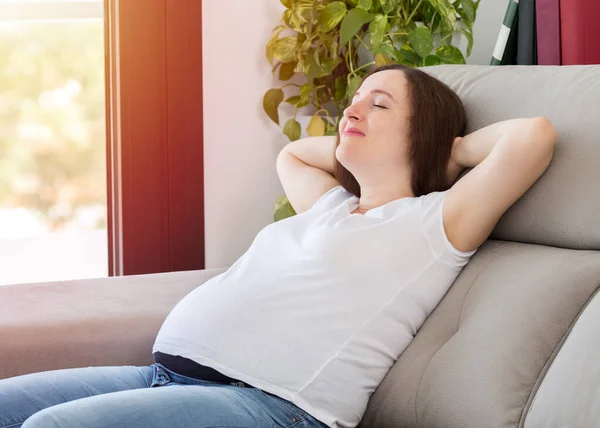 Prise Vue Une Femme Enceinte Relaxant Couché Sur Canapé Maison — Photo