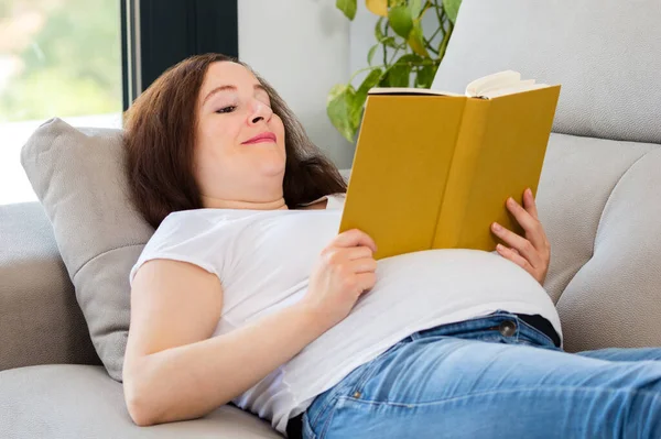 Aufnahme Einer Jungen Schwangeren Die Hause Ein Babybuch Liest — Stockfoto