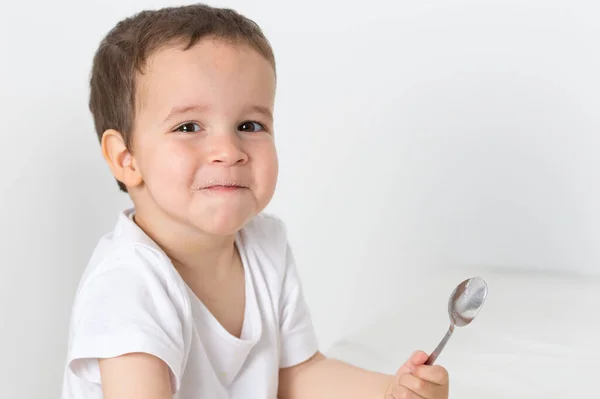 Süßer Kleiner Junge Isst Und Lächelt Der Küche — Stockfoto
