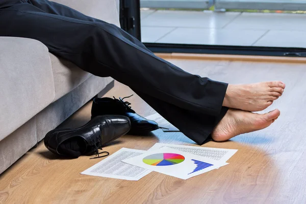 Προφίλ Ενός Κουρασμένου Επιχειρηματία Πόδια Μαύρο Κοστούμι Στηρίζεται Στον Καναπέ — Φωτογραφία Αρχείου