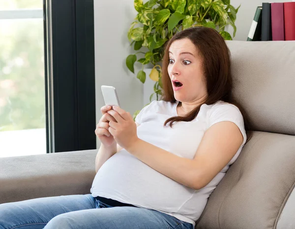 Удивительная Беременная Женщина Смотрит Смартфон Дома — стоковое фото