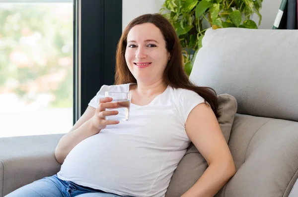 Strzał Kobiety Pijącej Wodę Podczas Ciąży Domu — Zdjęcie stockowe