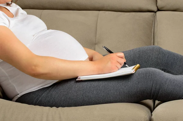 Schwangere Erstellt Packliste Für Geburtsklinik Hause — Stockfoto
