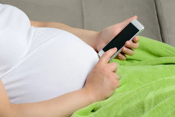 Junge Schwangere Frau Mit Digitalem Telefon Beim Entspannen Auf Dem — Stockfoto