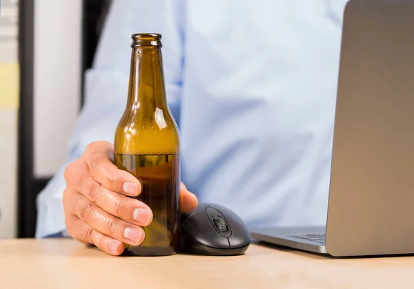 Close Mão Homem Negócios Escritório Bebendo Uma Garrafa Cerveja — Fotografia de Stock