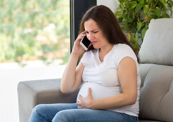 Mujer Embarazada Dolorosa Llamando Asistencia Médica — Foto de Stock