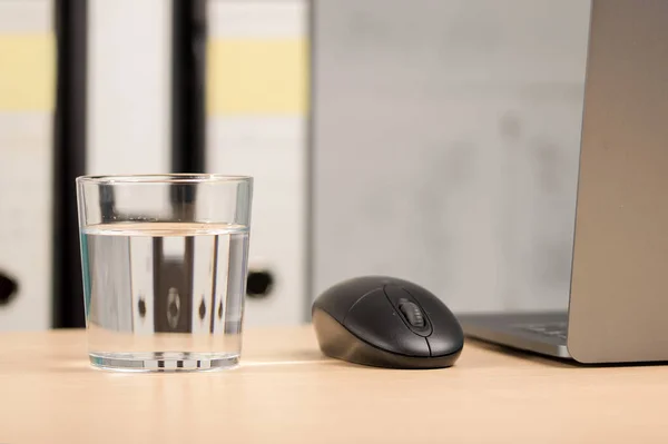 Close Tiro Mouse Com Laptop Vidro Água Escritório — Fotografia de Stock