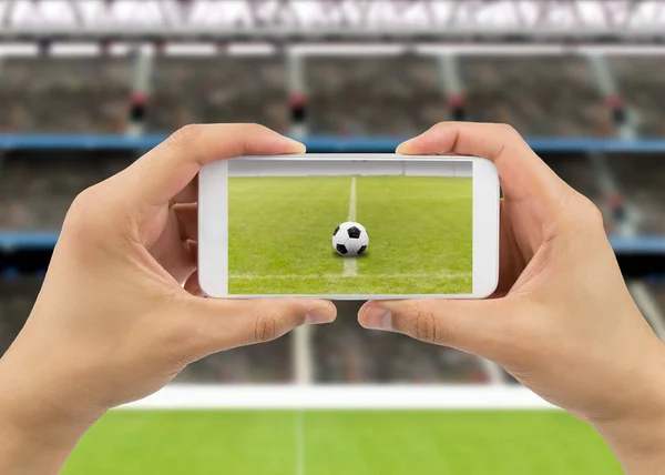 Fußballfan Fotografiert Einen Ball Auf Dem Rasen Eines Stadions — Stockfoto