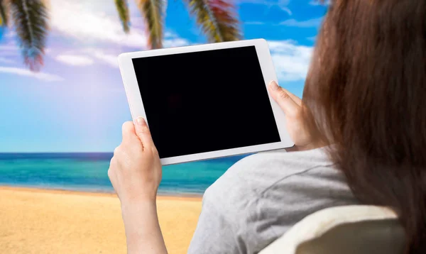 Kvinde Ser Medieindhold Viser Tom Tablet Skærm Sidder Sofa Stranden - Stock-foto