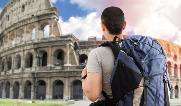 在欧洲旅行的男孩 背着背包 看着法国的埃菲尔铁塔 — 图库照片