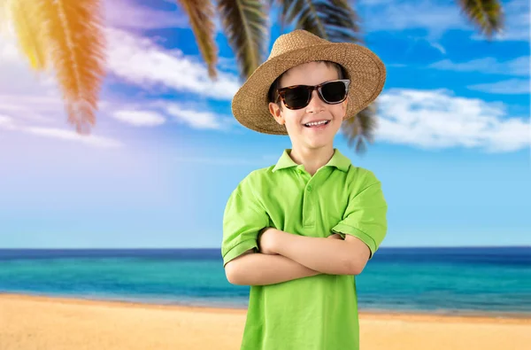 Yeşil Tişörtlü Güneş Gözlüğü Takan Çocuk Tropik Plajda Kollarını Kavuşturup — Stok fotoğraf