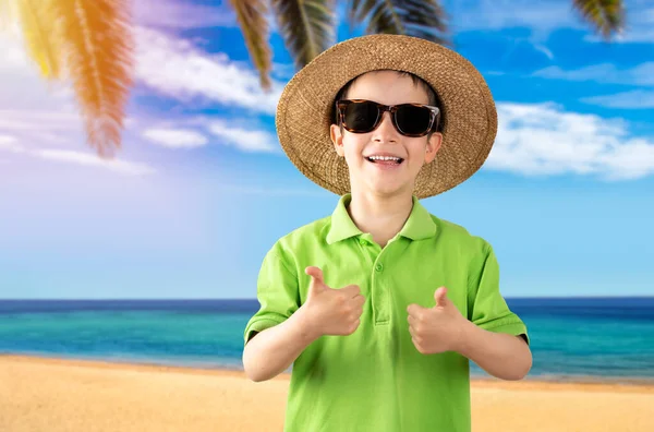 Şapkalı Güneş Gözlüklü Mutlu Çocuğun Tropik Plajda Baş Parmağı Var — Stok fotoğraf