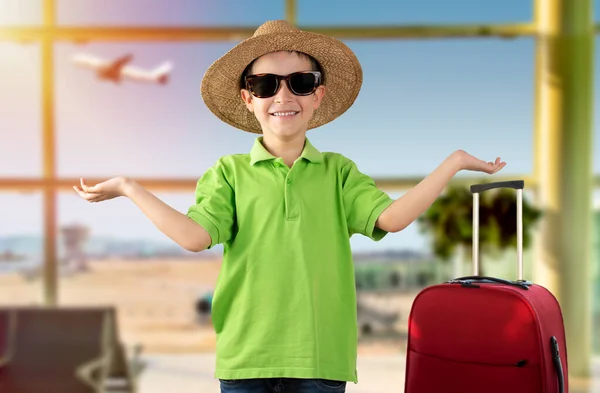 在机场 孩子们戴着太阳镜和帽子 脸上带着困惑的表情 胳膊和手都抬了起来 怀疑的概念 — 图库照片