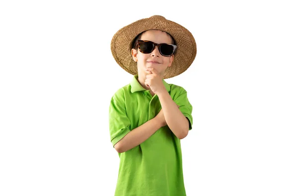 Egy Gyerek Vakáción Napszemüvegben Zöld Póló Sapkában Elszigetelt Fehér Háttér — Stock Fotó