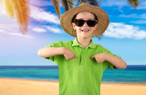 Tatildeki Çocuk Yeşil Tişörtlü Güneş Gözlüğü Takıyor Tropik Sahilde Kendine — Stok fotoğraf