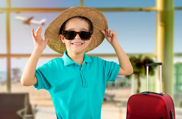 Criança Férias Vestindo Óculos Sol Chapéu Azul Shirt Aeroporto Feliz — Fotografia de Stock