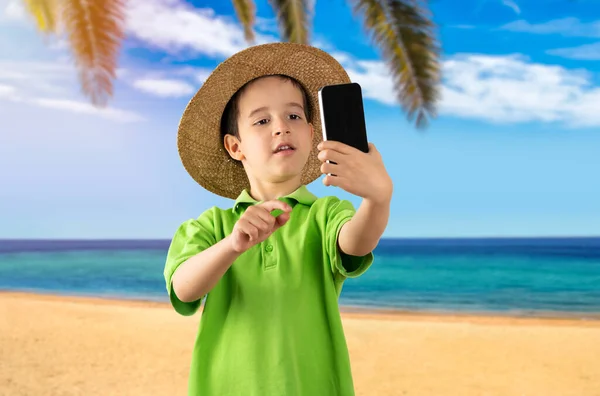 Kaukasisch Jongetje Glimlachen Zelfverzekerd Maken Selfie Door Smartphone Tropische Strand — Stockfoto