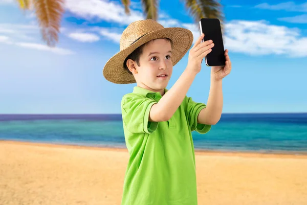Кавказский Мальчик Улыбается Делая Селфи Фоне Тропического Пляжа Смартфона — стоковое фото