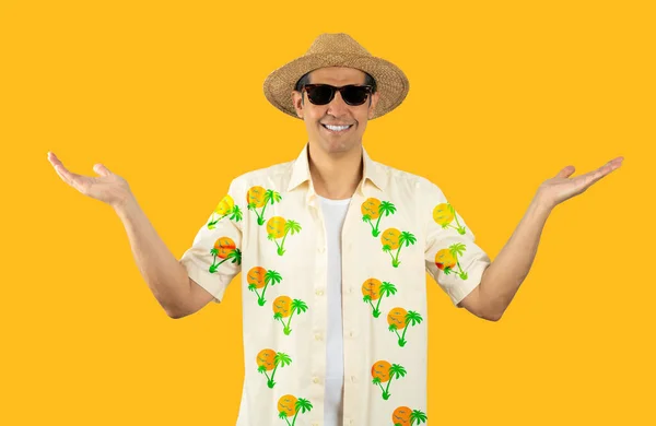 孤立した黄色の背景の上に花のシャツの帽子のサングラスを身に着けて休暇中のラテン人は 腕や手を上げて混乱表現 疑いの概念 — ストック写真
