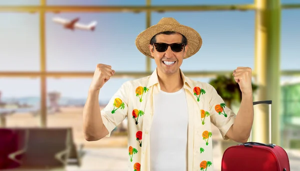 ラテン人オン休暇身に着けていますHawaianシャツ夏の帽子サングラス上の隔離された黄色の背景非常に幸せと興奮します 腕を上げて勝者のジェスチャーを行います 笑顔と成功のために叫んで — ストック写真