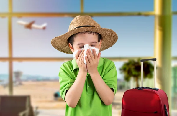 Gyermek Kalapban Fúj Törlőkendő Szenved Influenza Tünetei Repülőtéren — Stock Fotó