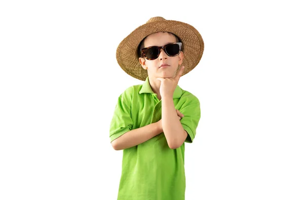 Chłopiec Wakacjach Okularach Przeciwsłonecznych Zielonym Shircie Odizolowanym Białym Tle Ręką — Zdjęcie stockowe