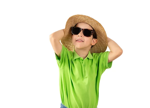 Dziecko Wakacjach Zielonym Shircie Kapelusz Okulary Przeciwsłoneczne Białym Odizolowanym Tle — Zdjęcie stockowe