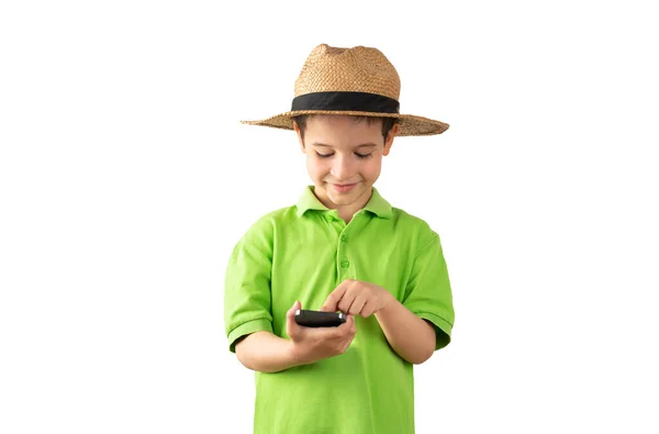 白い背景を示す自信を持って笑顔で立って幸せな顔と帽子を持つ電話画面を見てスマートフォンを使用して白人の小さな男の子 — ストック写真