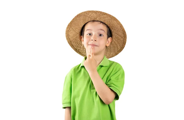 緑のTシャツと帽子を身に着けている暗い髪の少年は あごの質問 思慮深い表現について考えて手で隔離された白い背景の上に 思慮深い顔で微笑んだ 疑いの概念 — ストック写真