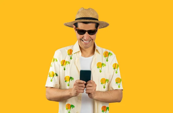 Hombre Latino Mensajes Texto Utilizando Teléfono Inteligente Sobre Fondo Amarillo —  Fotos de Stock